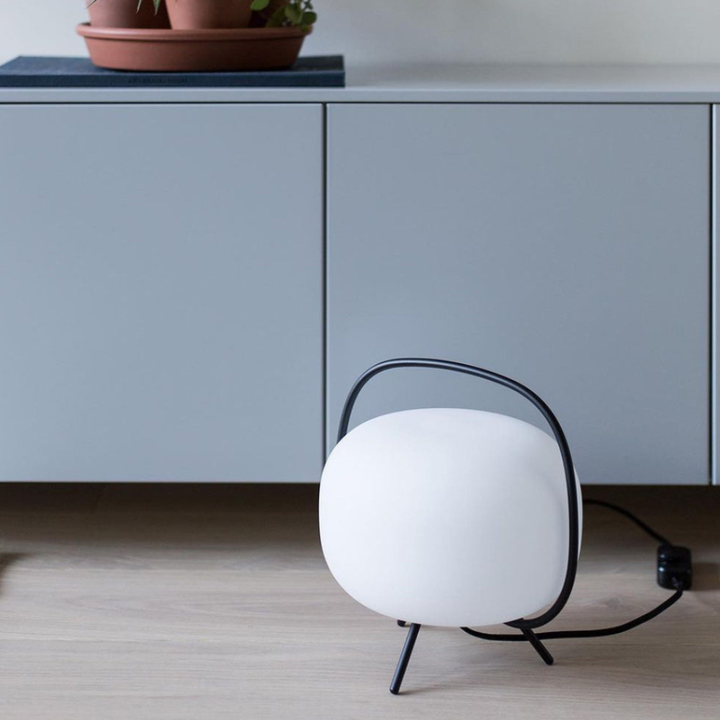 Lámpara de mesa portátil, diseño elegante para cualquier rincón del hogar moderno.