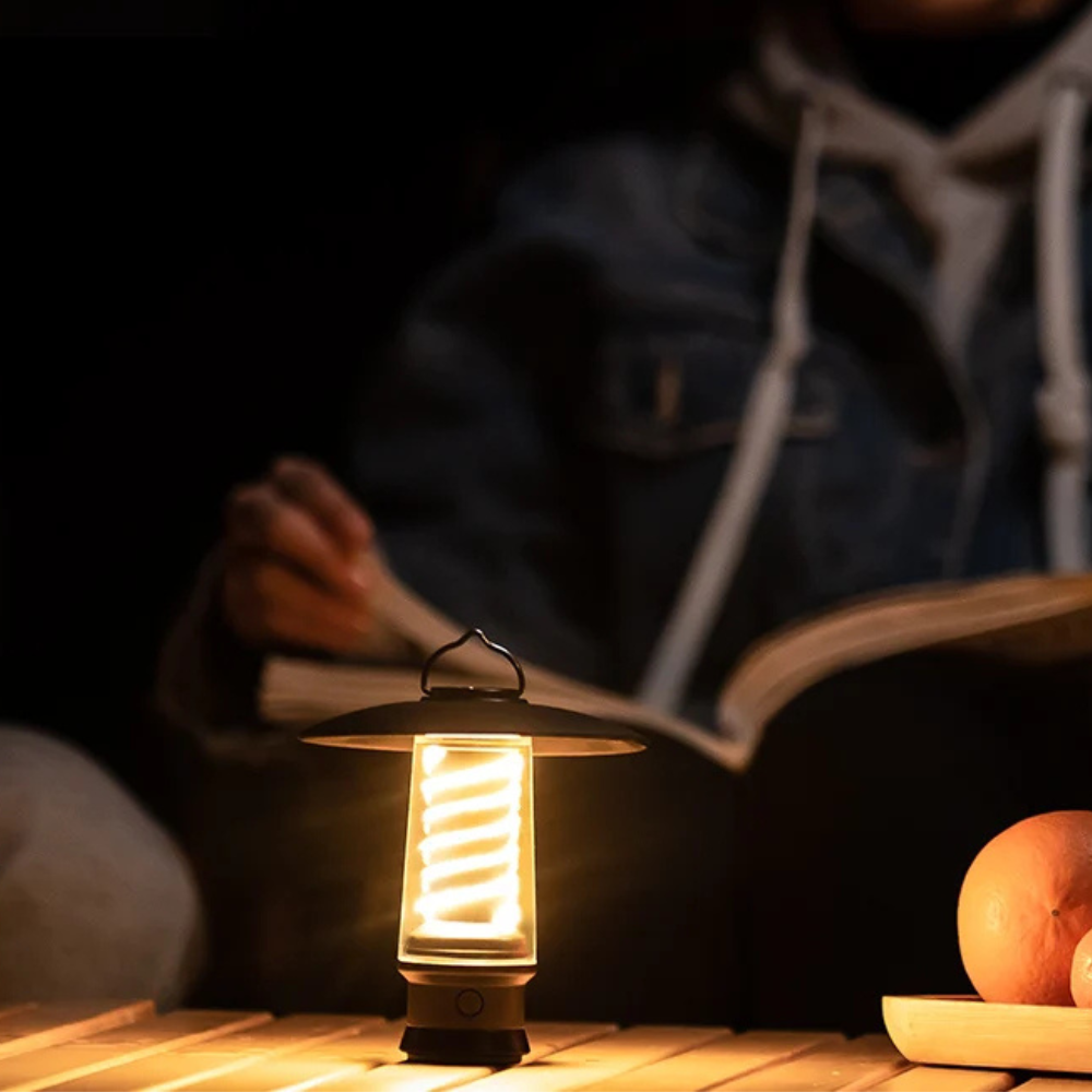 Linterna de campamento con luz cálida ajustable, esencial para tus aventuras al aire libre.