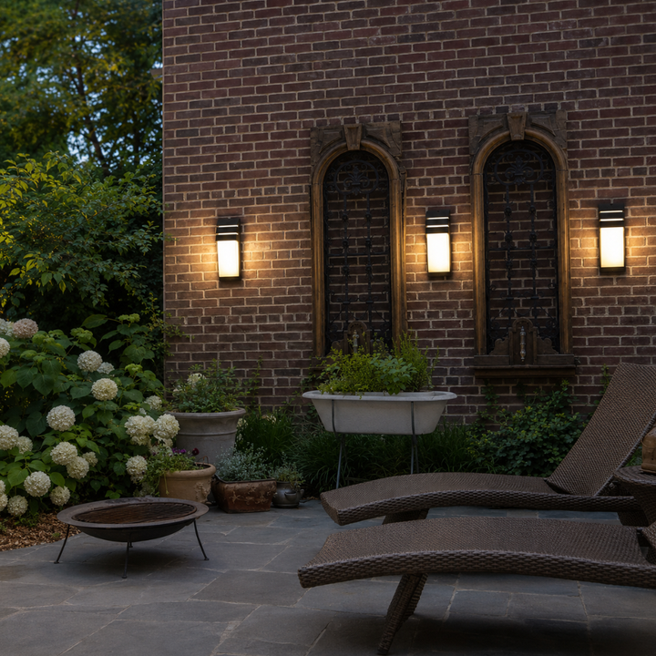 Iluminación exterior LED eficiente, aplique moderno con sensor.