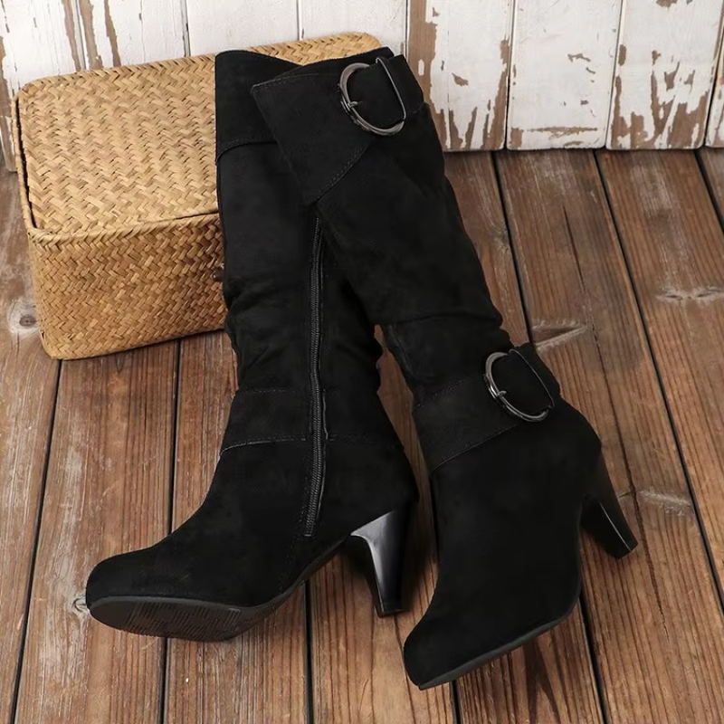Moda y confort: botas altas de mujer con puntera redonda, diseño atemporal y fácil calzado.