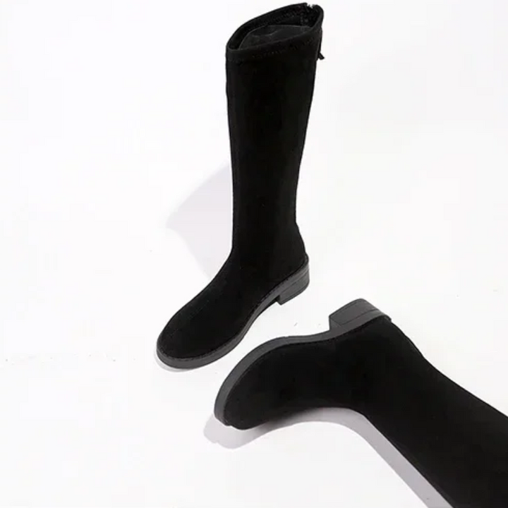 Botas altas ligeras para mujer, en color negro y con diseño elegante.