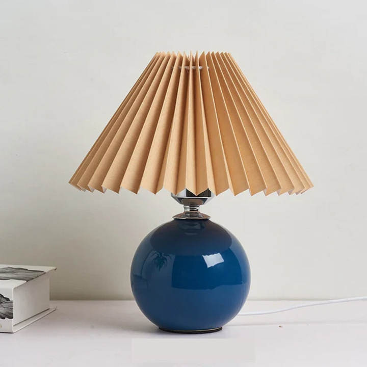 Lámpara de mesa antigua de cerámica, estilo vintage. Iluminación cálida para decoración hogar.