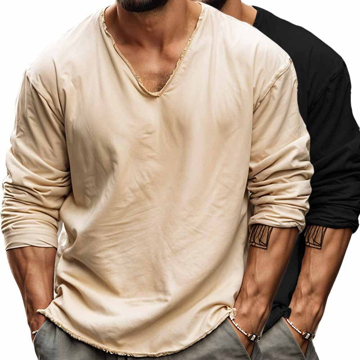 Hombre vistiendo camisa casual sin botones de manga larga, cuello V. Confortable y perfecta para un look relajado de verano.