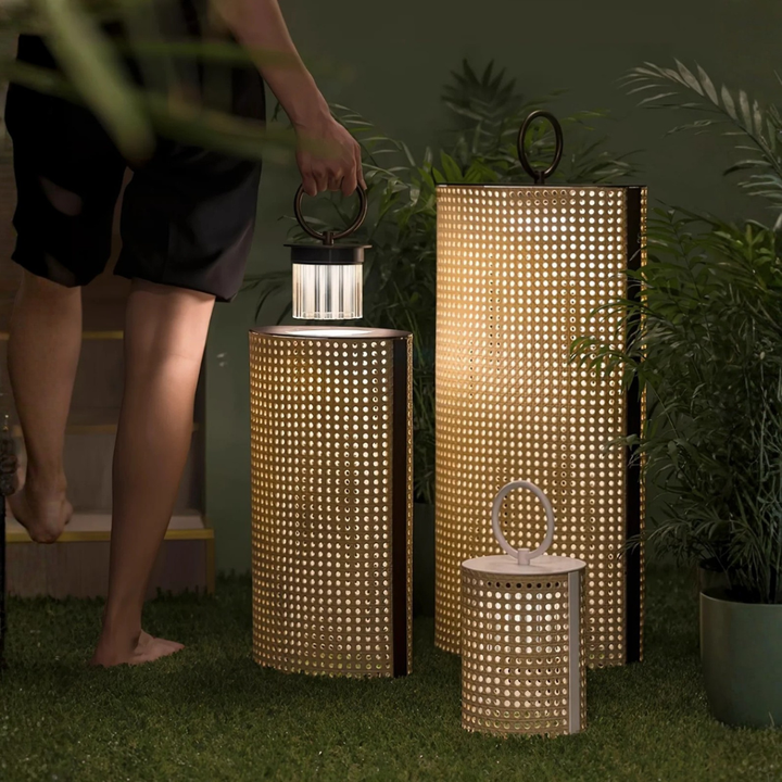 Luz de jardín LED solar, eficiente y duradera para exteriores.