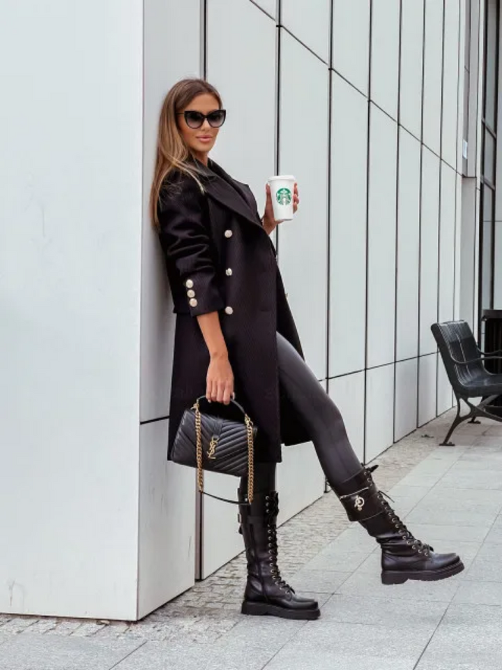 Abrigo de mujer elegante y cálido, doble botonadura, corte slim fit, perfecto para el frío de invierno.