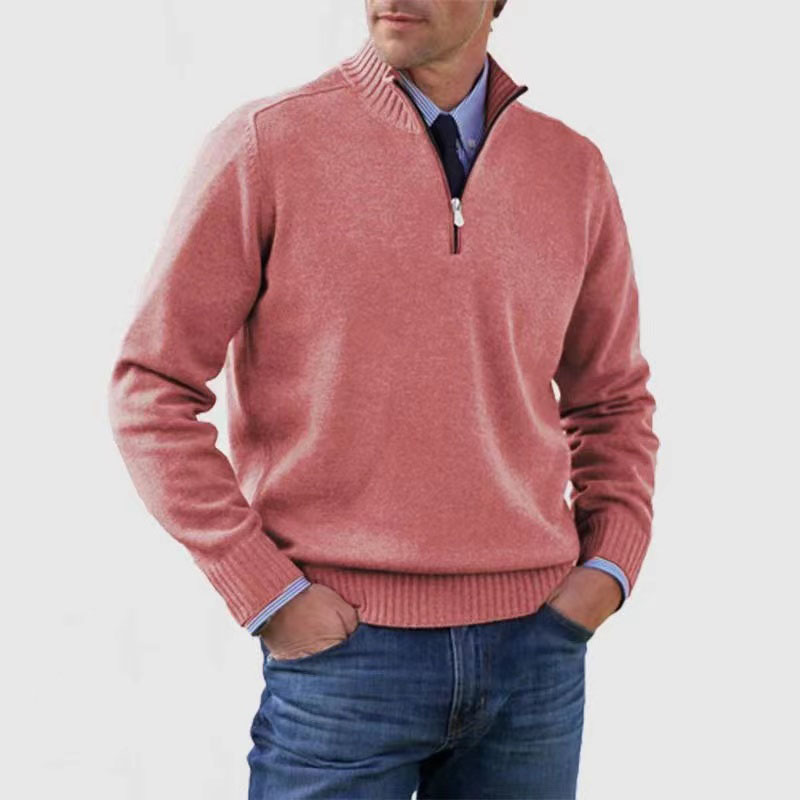 Hombre vistiendo suéter de punto casual con media cremallera. Moda masculina invernal, estilo cómodo.
