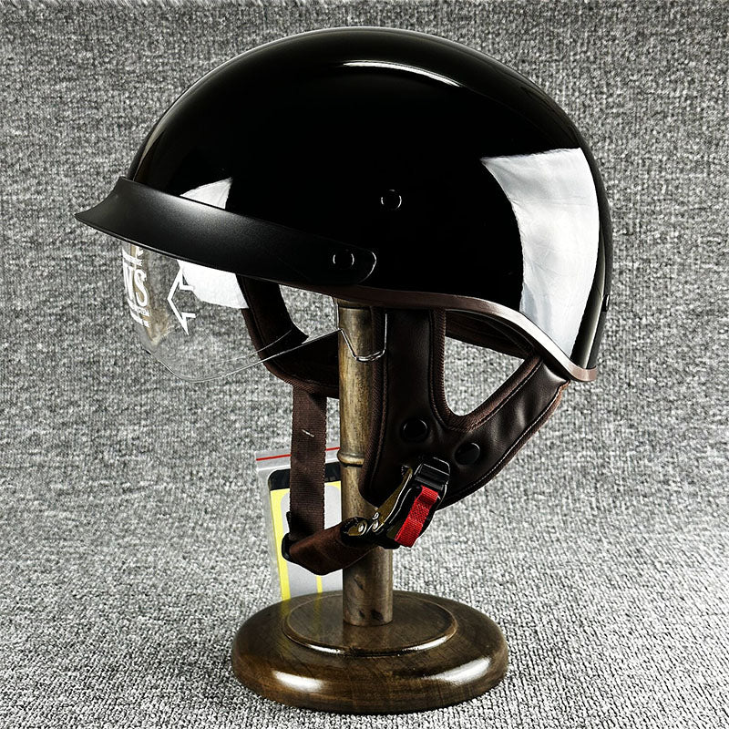 Detalle de cierre rápido en casco de moto abierto, ajuste seguro y práctico.