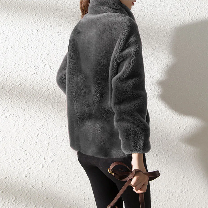 Trench de ante femenino, estilo oversized, perfecto para un look casual o formal de otoño.