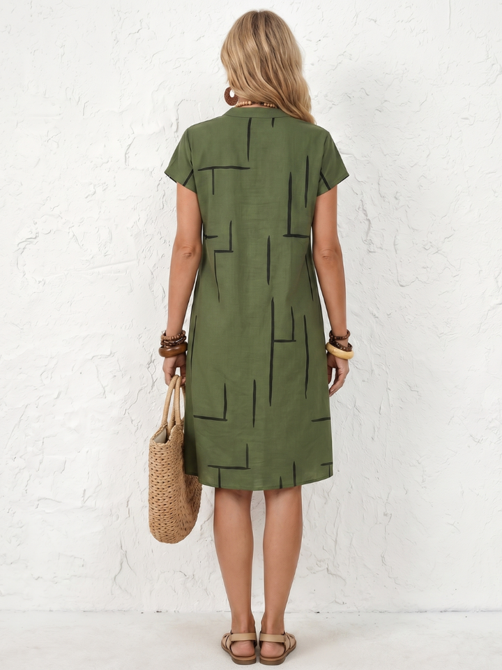 Imprescindible de verano: vestido midi de algodón lino, escote V, estampado geométrico. Moda femenina y fresca.