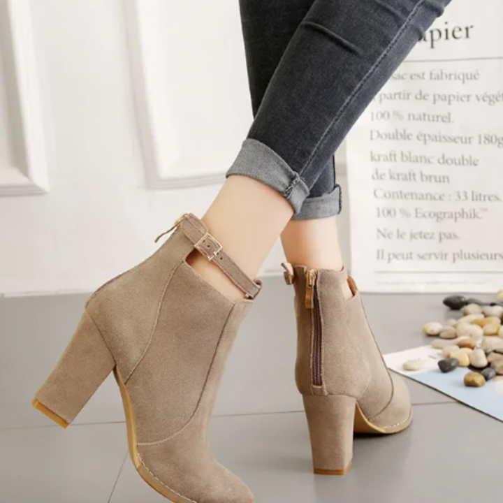 Botines de mujer de moda con tacón bloque; hebilla distintiva, ideal para otoño.