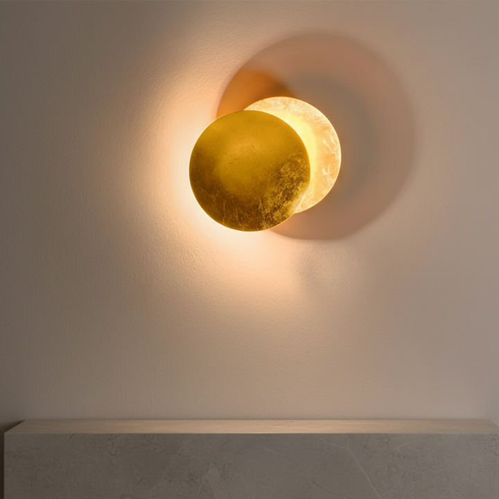 Iluminación ambiental con lámpara de pared LED 360°, diseño moderno para el hogar.