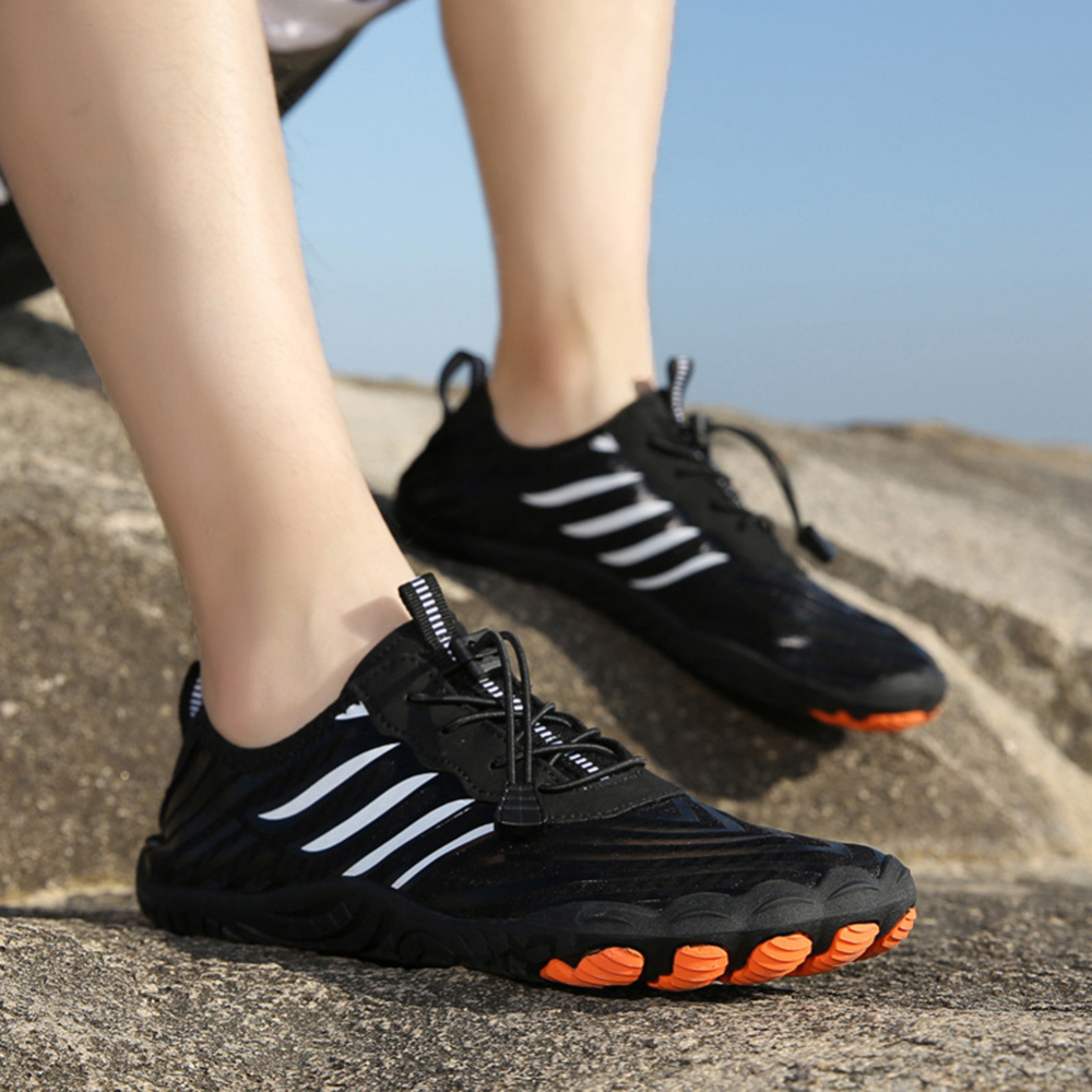 Perfil lateral de zapatillas deportivas unisex para trail running, suela de agarre y diseño transpirable para rutas outdoor.