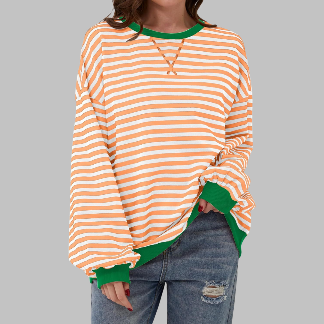 Modelo vistiendo sudadera a rayas de mujer, estilo relajado y moderno.