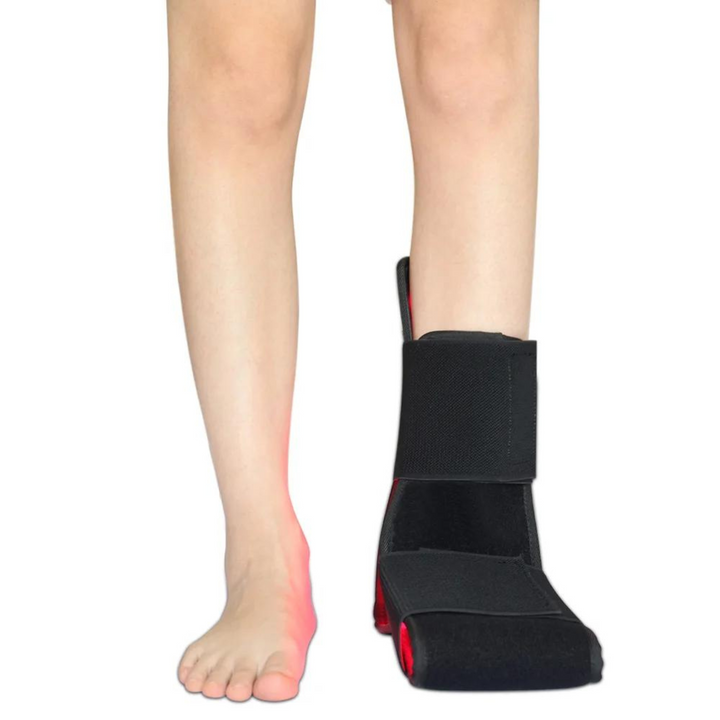Persona usando el cinturón de terapia de luz roja y EMS en sus pies para aliviar dolor y mejorar bienestar.