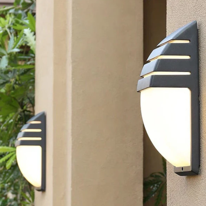 Aplique exterior LED con sensor, moderno y eficiente para el hogar.