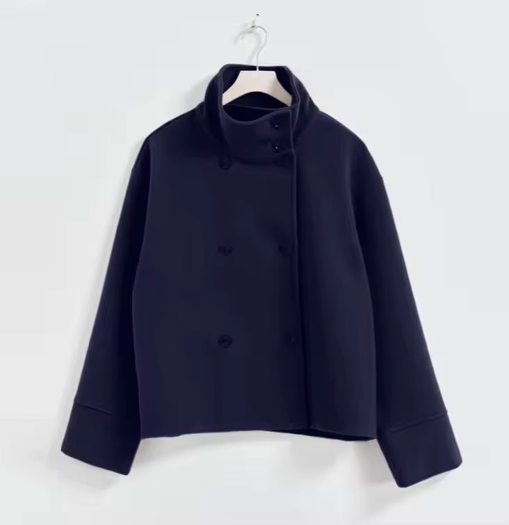 Descubre la chaqueta corta de mujer: estilo sofisticado, botones de lujo. Prenda versátil y chic.