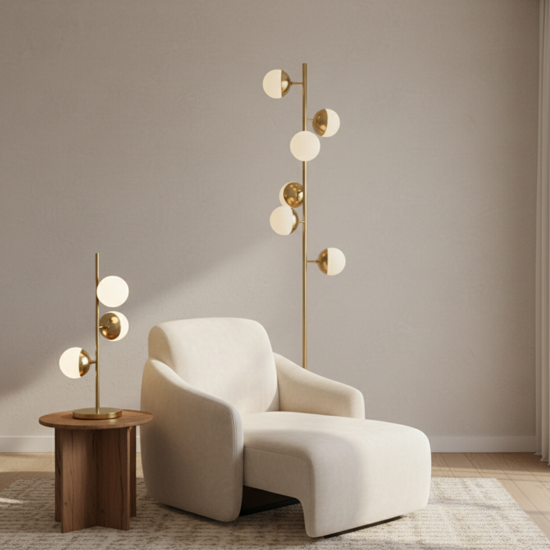 Sofisticada lámpara dorada de pie, luz suave, acento decorativo para hogar moderno.