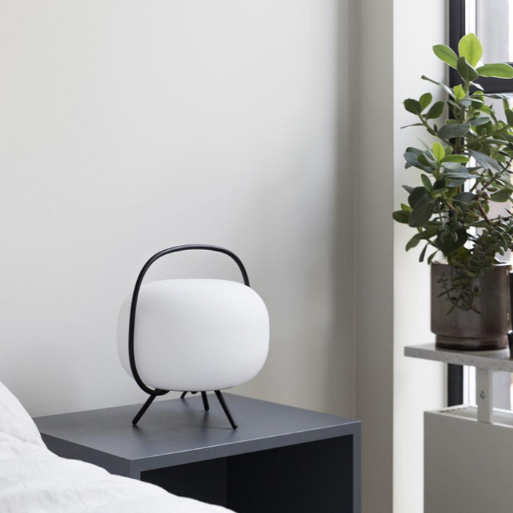 Moderna lámpara de mesa para un toque contemporáneo, luz decorativa para interior.