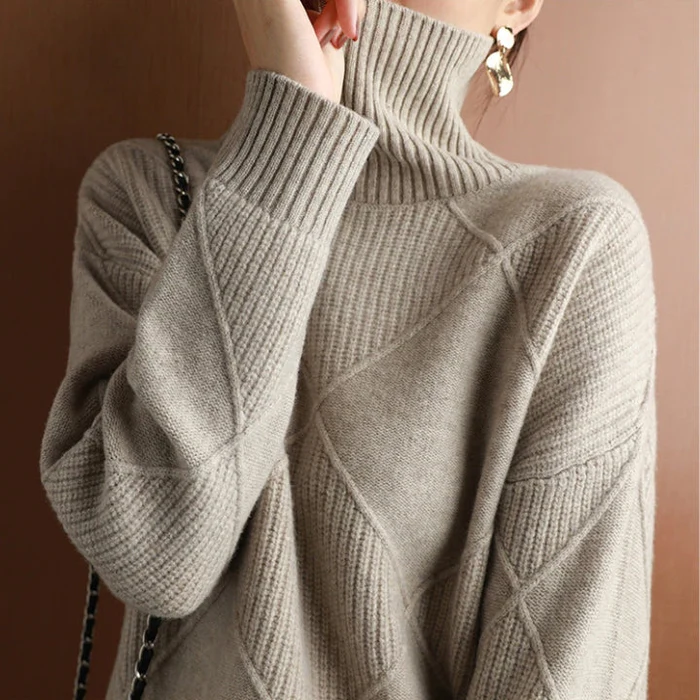 Suéter de punto de cuello alto. Prenda femenina básica para mantenerse abrigada con estilo.
