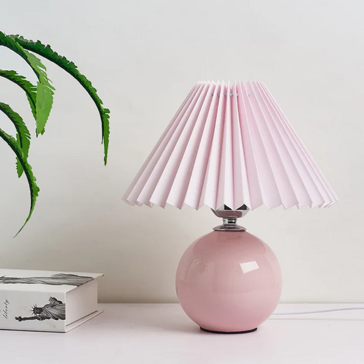 Estilo vintage: lámpara de mesa retro. Iluminación cálida para decoración hogar y ambiente acogedor.