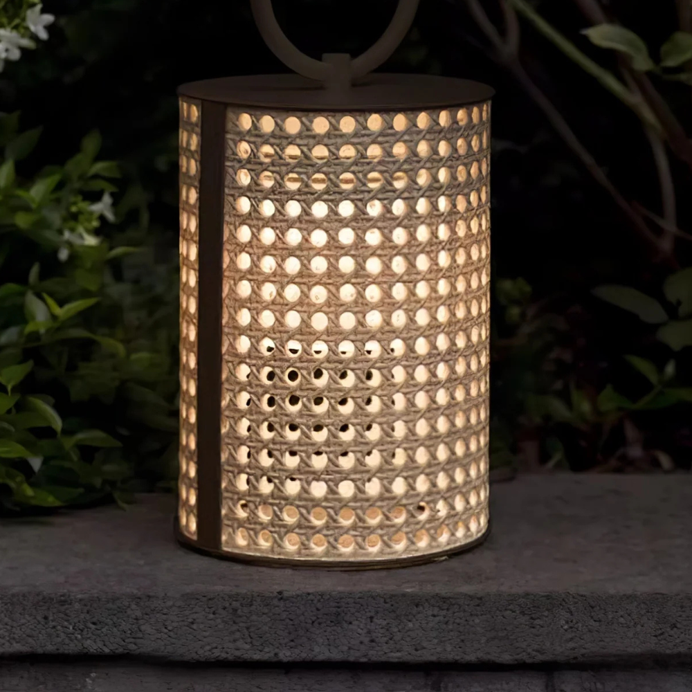 Farol de jardín LED, iluminación solar moderna para ambiente cálido.