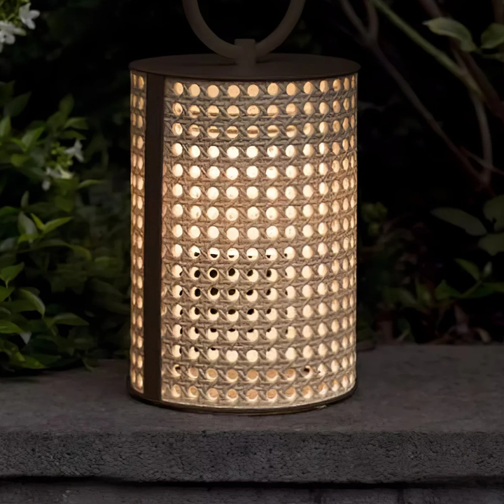Farol de jardín LED, iluminación solar moderna para ambiente cálido.