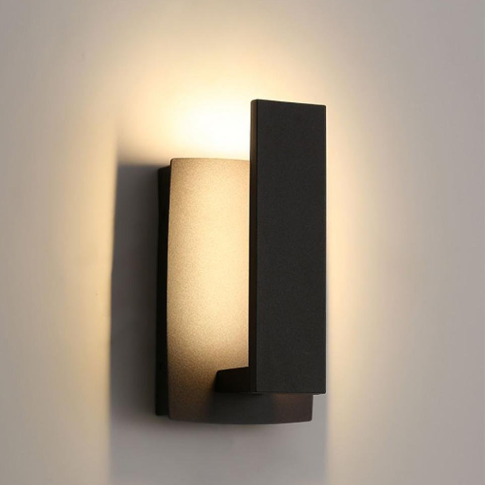 Aplique de pared exterior moderno LED; diseño minimalista para jardín.
