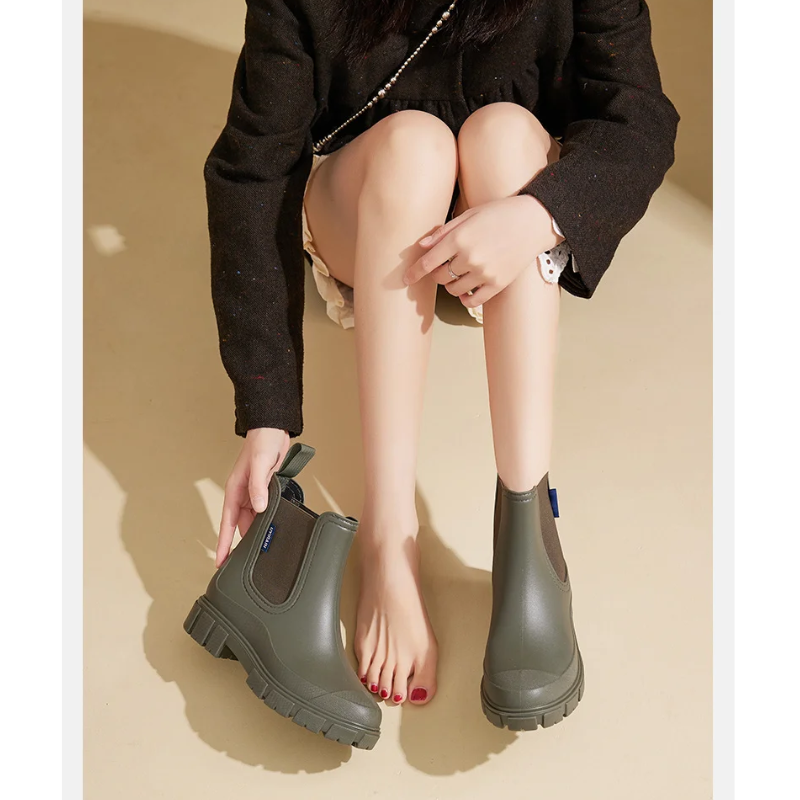 Calzado moderno: botas Chelsea CARLA impermeables, diseñadas para estilo y durabilidad.