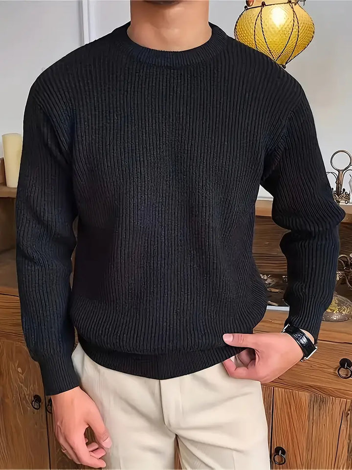 Moda masculina: jersey de punto grueso y cuello redondo. Suéter cálido para hombre, ideal para un look casual de invierno.