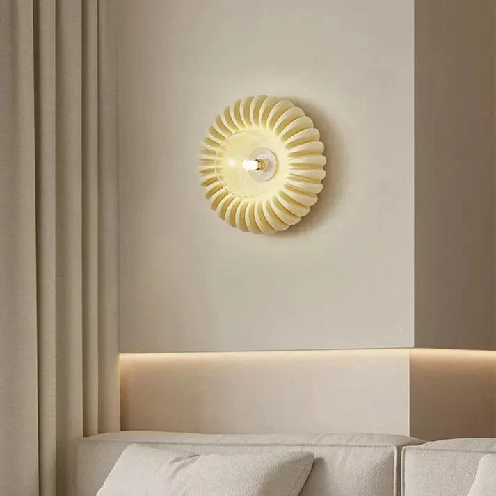 Decorativo aplique LED redondo de resina blanca para pared moderna.