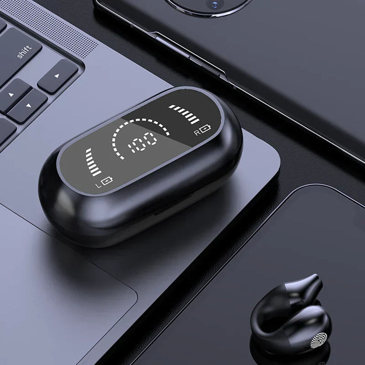 Persona usando auriculares Bluetooth con clip, disfrutando de música con sonido abierto.