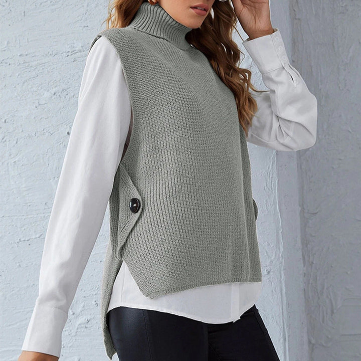 Chaleco de punto para mujer con cuello alto, vista frontal. Diseño moderno y corte cómodo, perfecto para la moda de invierno.