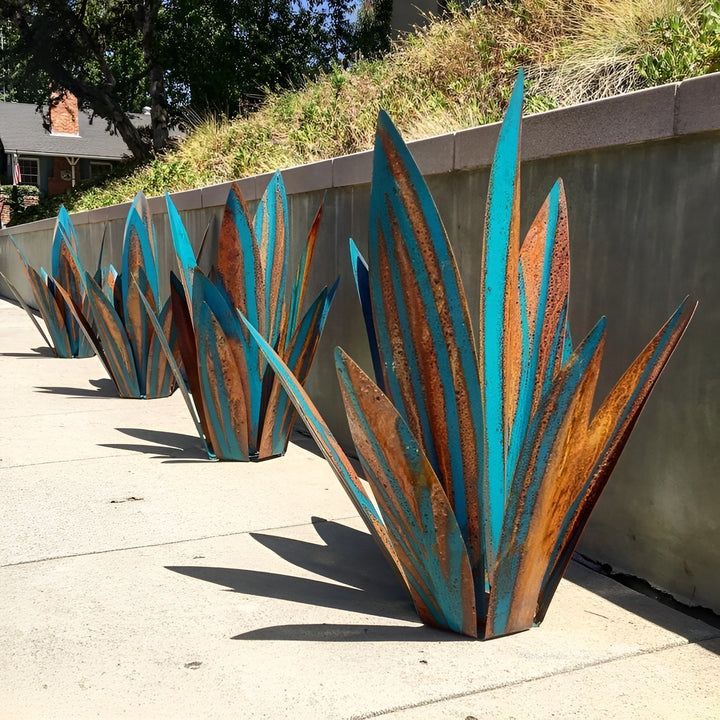 Escultura de agave metálica rústica para jardín. Decoración duradera de exterior.