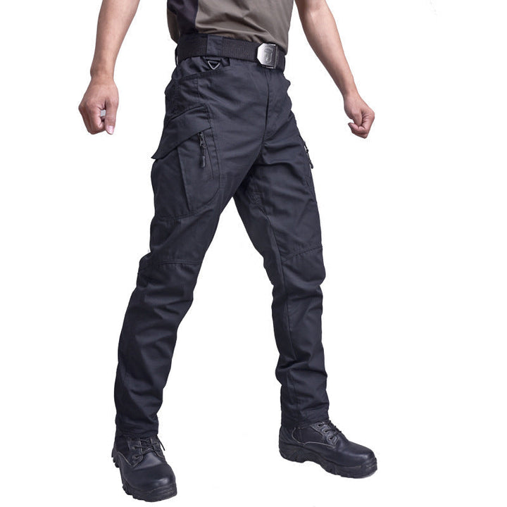 Pantalón outdoor para hombre, con bolsillos cargo y tejido impermeable.