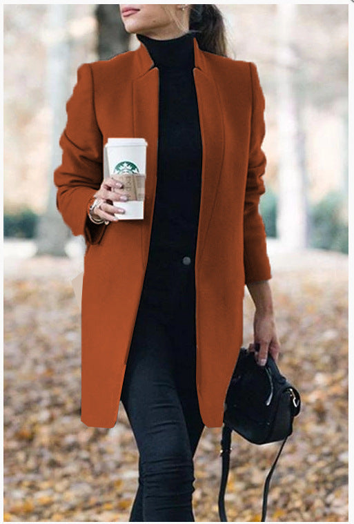 Abrigo de lana negro para mujer con cuello alto. Aporta calidez y un estilo sofisticado, perfecto para moda invierno.