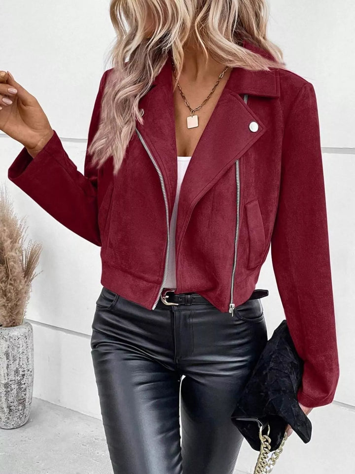 Elegante chaqueta crop de mujer en poliéster, con cremallera, ideal para looks sofisticados.