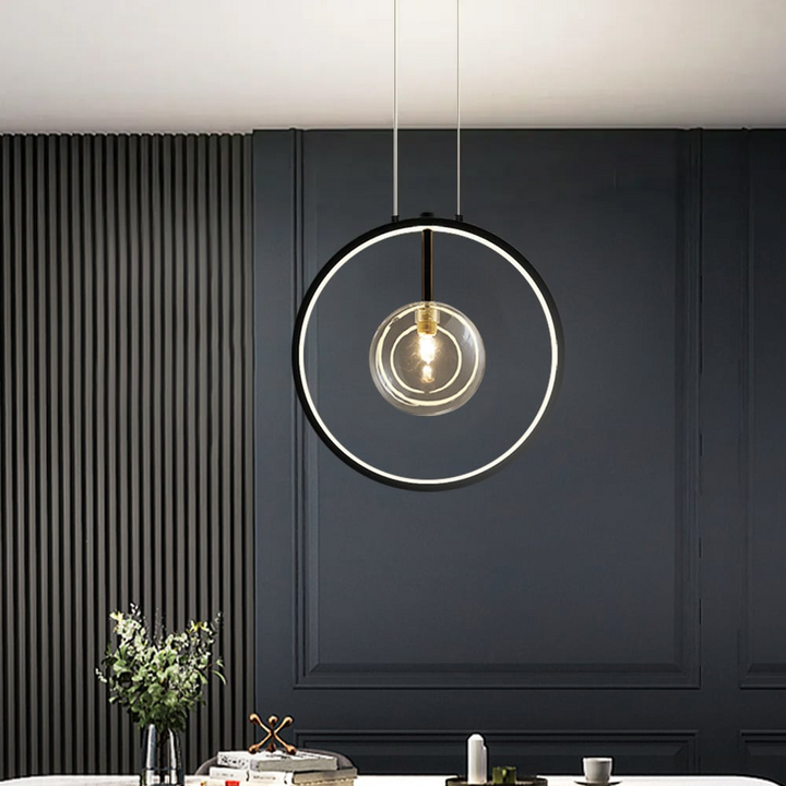 Lámpara colgante LED moderna de vidrio esférico y metal. Iluminación elegante para salón o comedor.