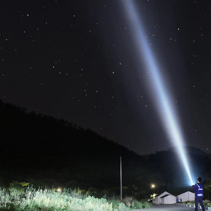 Perfil compacto de linterna LED doble cara, diseño portátil y luz potente para uso exterior.