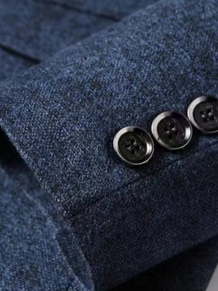 Blazer gris oscuro para hombre, con dos botones. Estilo formal, ideal para ropa de oficina y moda masculina.