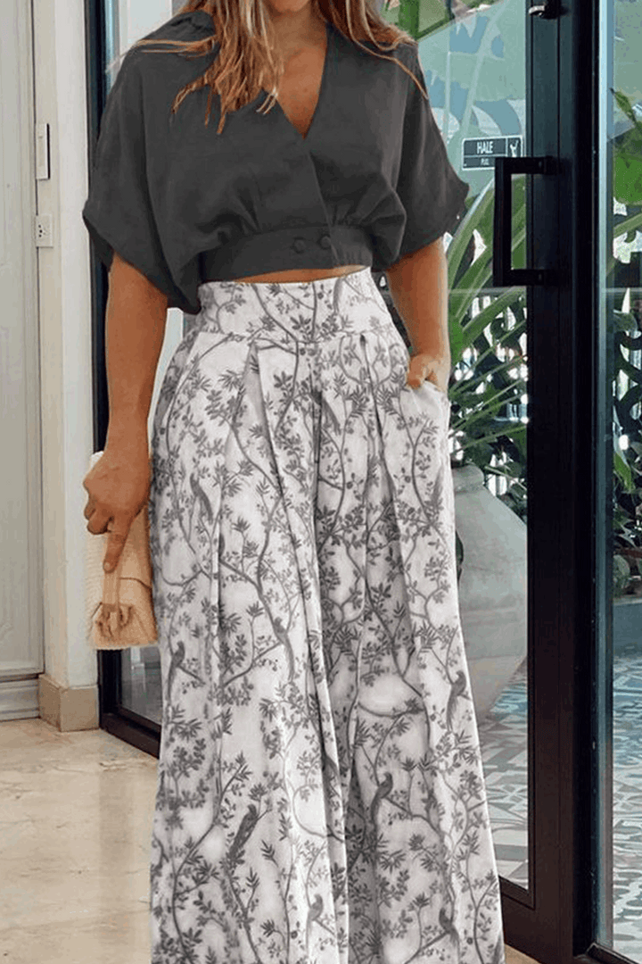 Mujer luciendo conjunto tropical estampado de top y pantalón corto, perfecto para un look casual de verano.