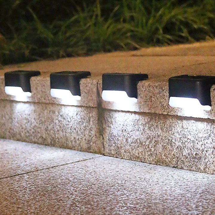 Luces solares de escalera, pack 4. Iluminación LED para jardín, patio y decoración exterior moderna.