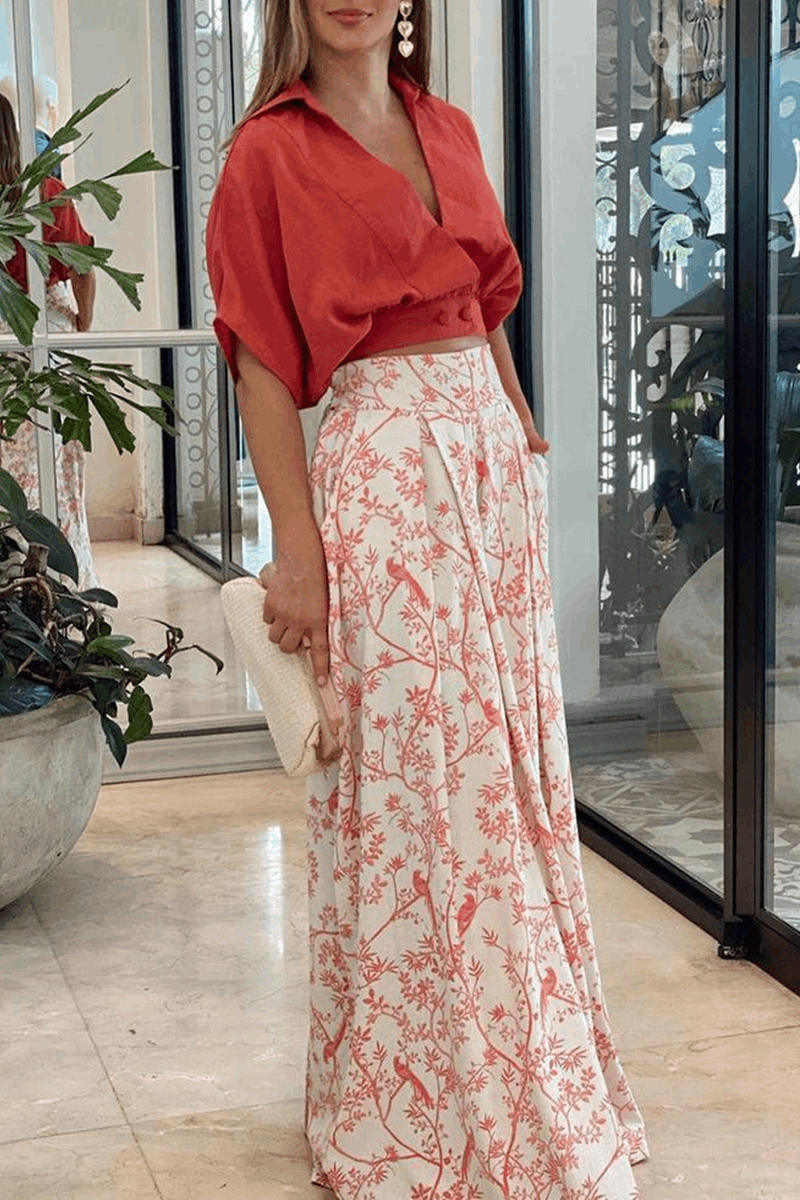 Estampado vibrante de conjunto tropical con top crop y pantalón corto, moda femenina de verano.