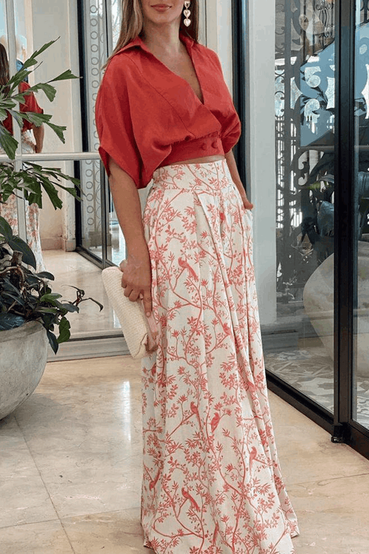 Estampado vibrante de conjunto tropical con top crop y pantalón corto, moda femenina de verano.
