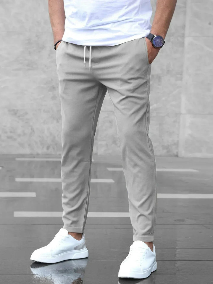Pantalón deportivo hombre ajustado, estilo urbano para máxima comodidad y entrenamiento.