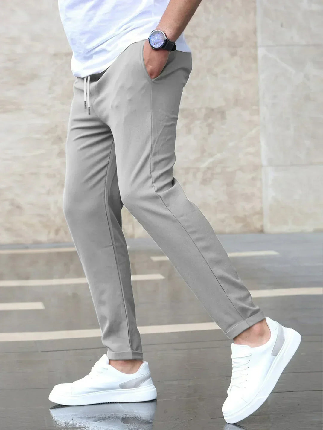 Jogger ajustado para hombre, ideal para streetwear y look casual urbano.