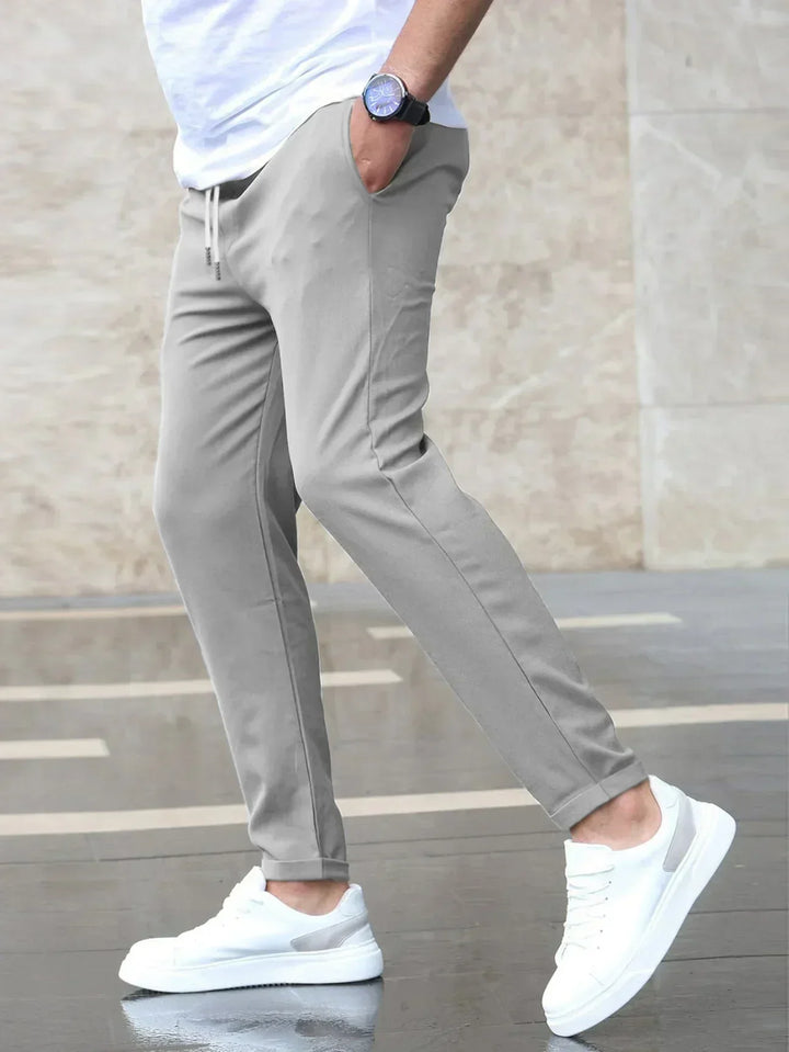Jogger ajustado para hombre, ideal para streetwear y look casual urbano.