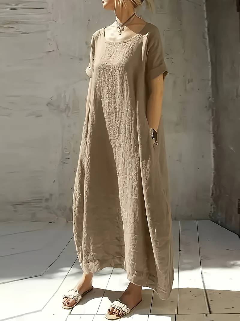 Espalda del vestido largo Lola para mujer, mostrando su caída fluida y mangas amplias, ideal para moda de verano.