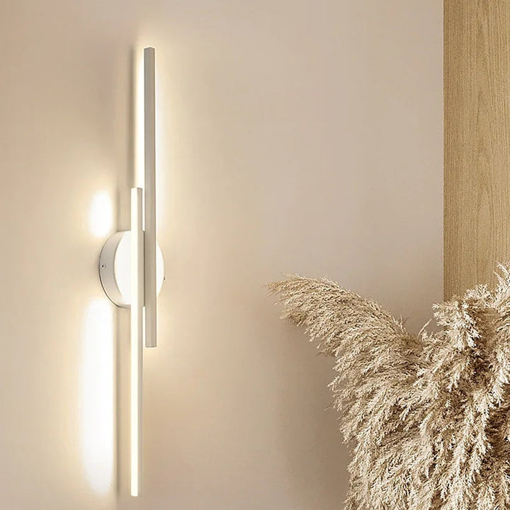 Lámpara LED de pared blanca, diseño geométrico nórdico. Iluminación moderna para interiores.