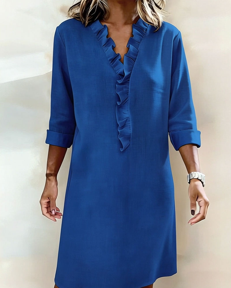 Vestido cómodo de mujer, con volantes y escote V. Perfecto para un look casual de día. Ropa femenina.