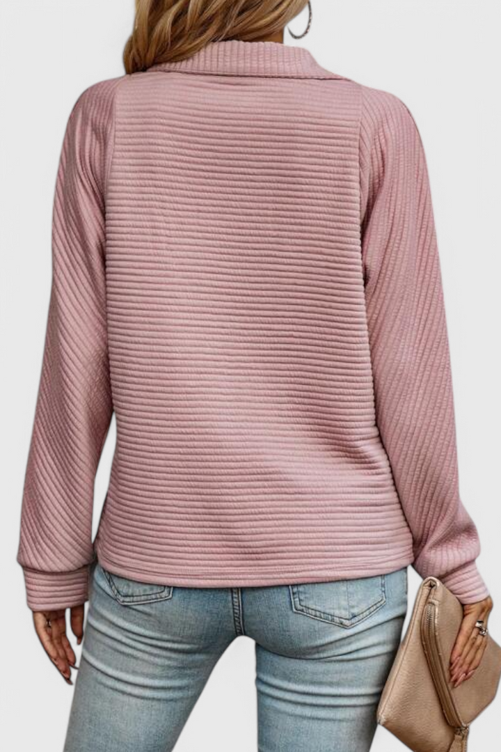 Moda femenina: suéter elegante de mujer con escote en V y cremallera. Diseño moderno y actual.
